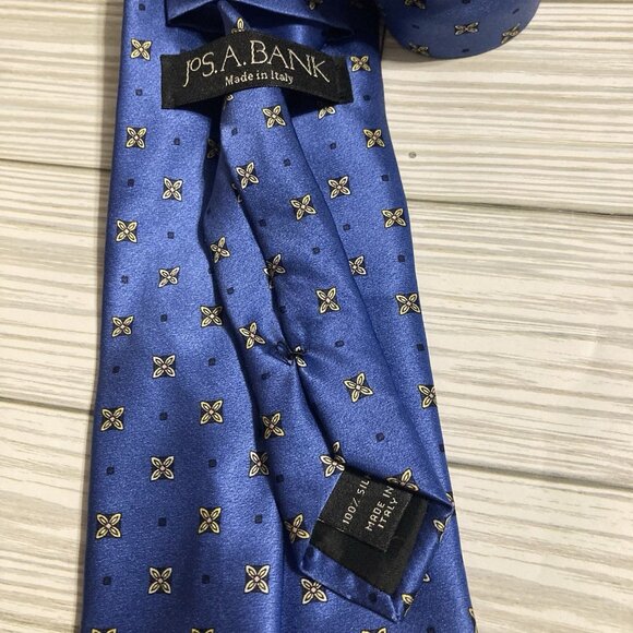 Jos. A. Bank Blue Geometric Mens Tie With White Flowers 100% Silk Made In Italy - Picture 4 of 5